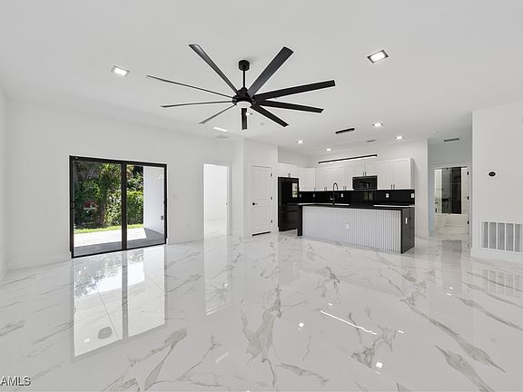 4th image of 739 Woodcrest Dr