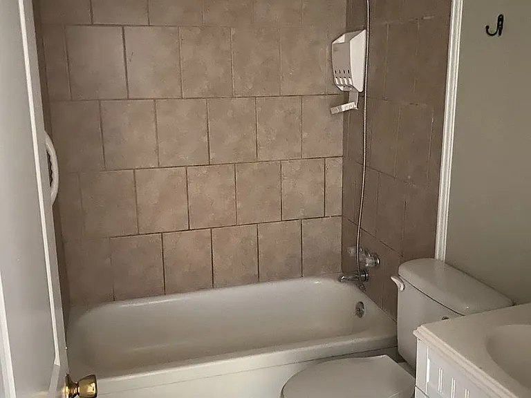 11 Avenue A — Photo 9