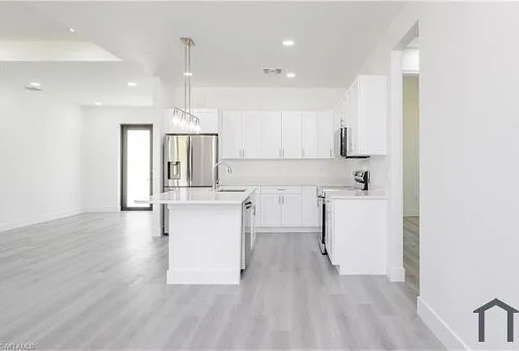 1137 Damen St E — Photo 11