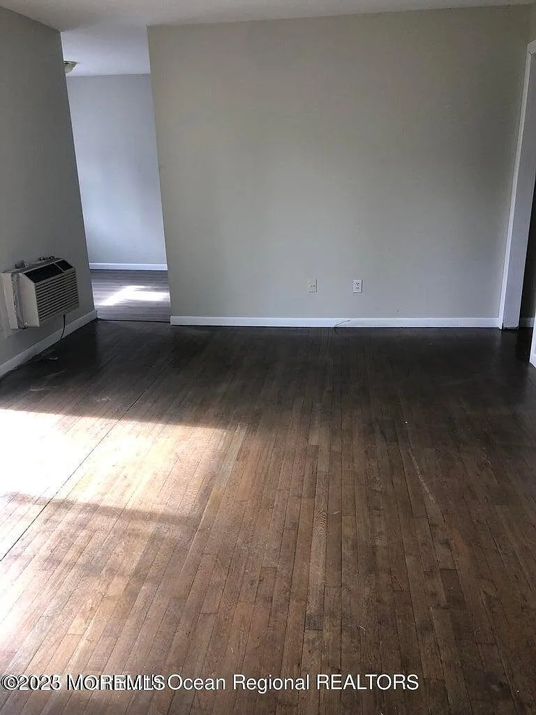 Building Photo - 735 Greens Ave #18A