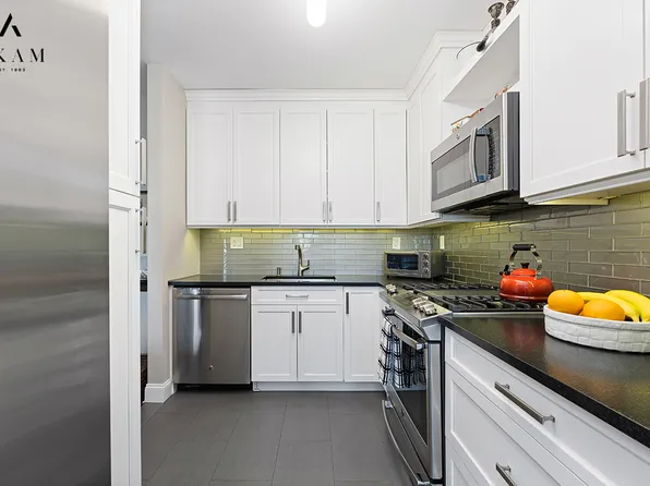 300 East 74th Street 15E image 2 of 15