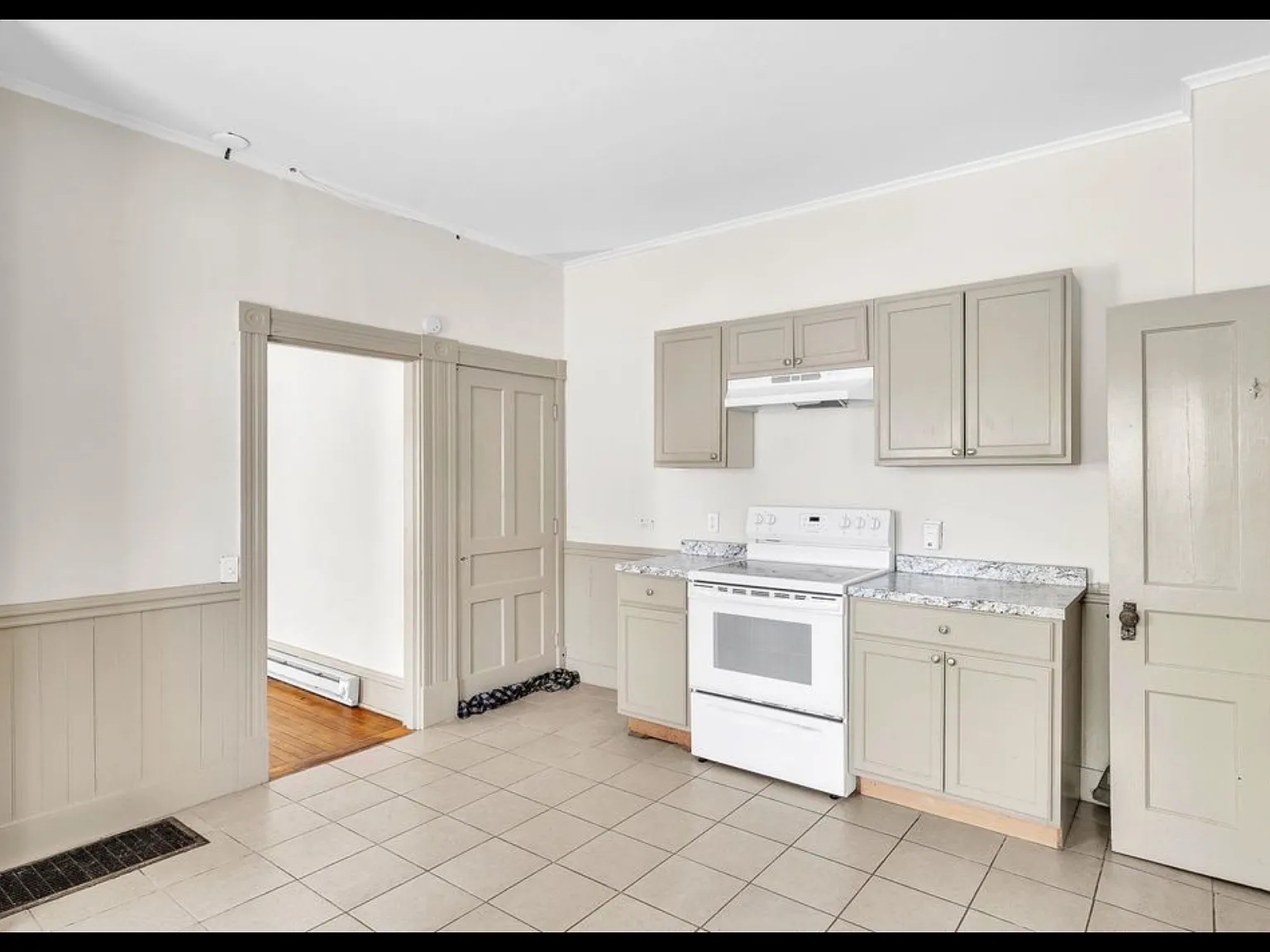 5 bed, 2100 sqft, $1,980 — Photo 3