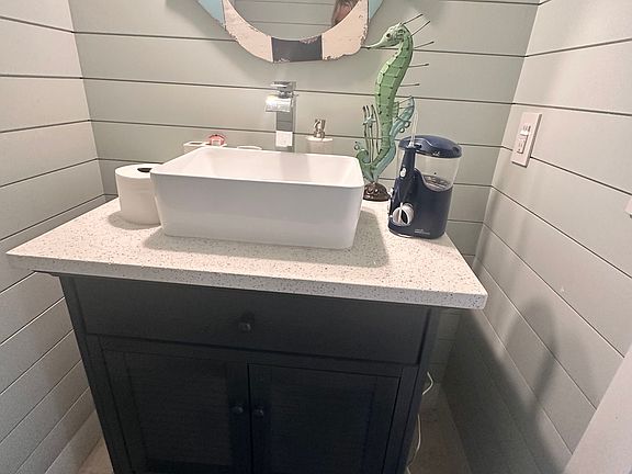 4th image of 224 Queens Ct