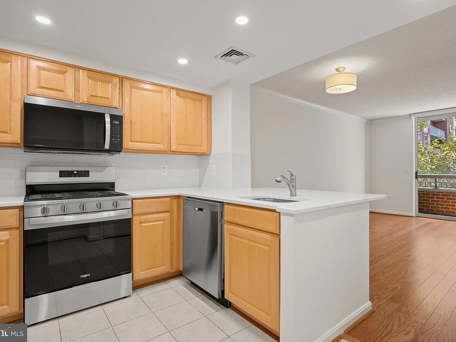 Lexington Square Condo — Photo 4