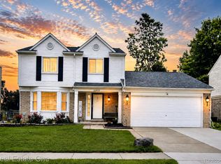 22103 Cherrylawn Dr, Brownstown, MI 48134