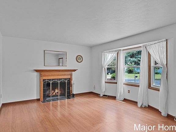 5th image of 915 Coventry Dr NW