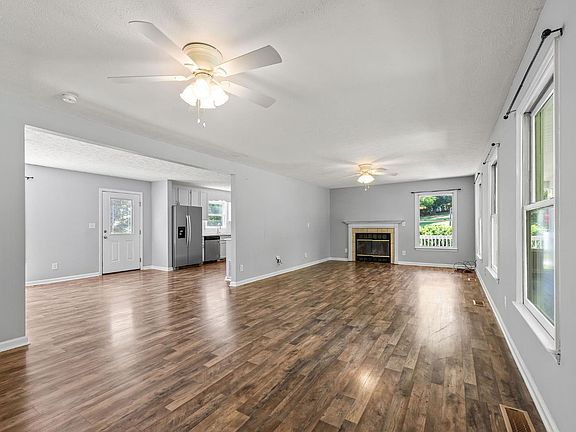 5th image of 1006 Laurel St