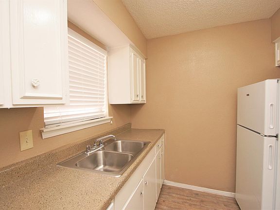 2nd image of 9526 Contessa Dr APT 7