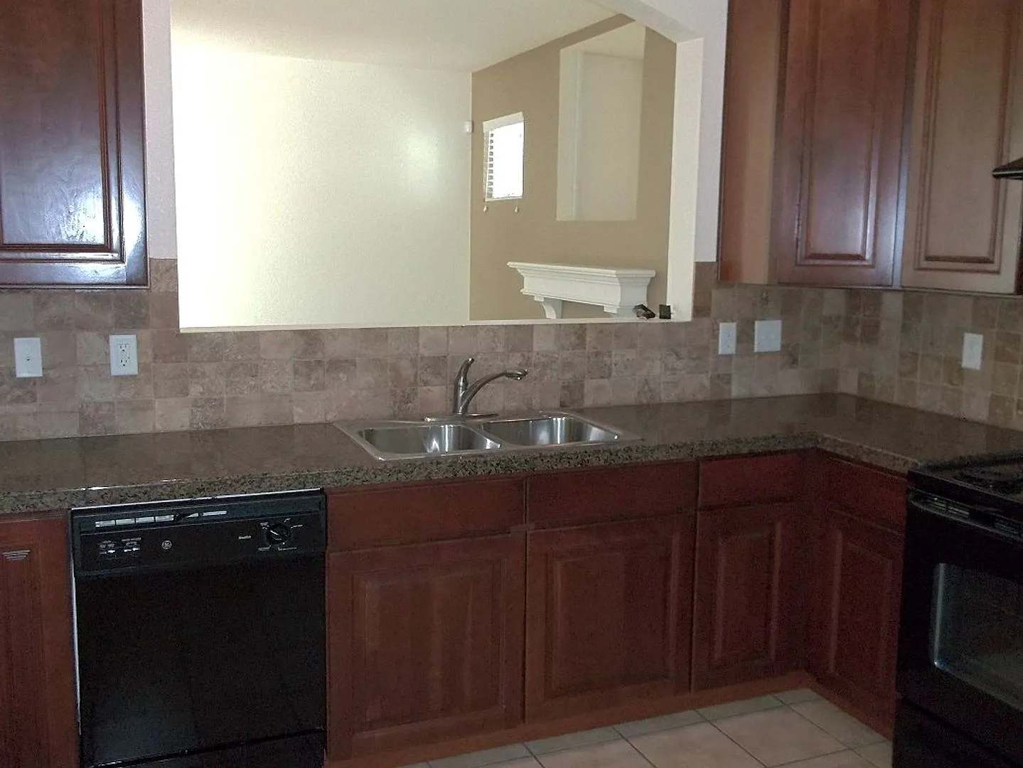 Comfortable & Roomy 3 Bedroom Home Available August 10 — Photo 4