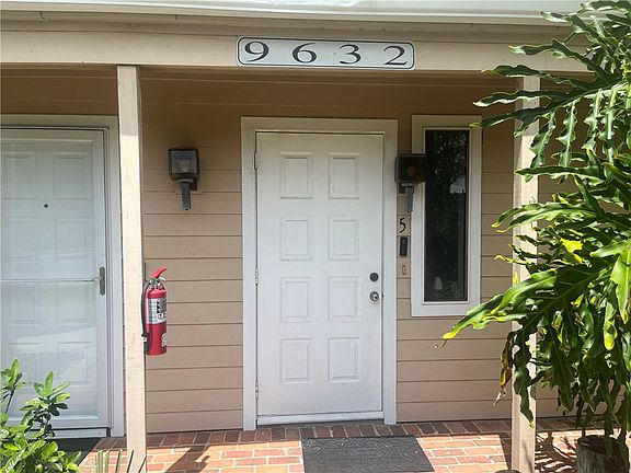 2nd image of 9632 Riverside Dr APT 5