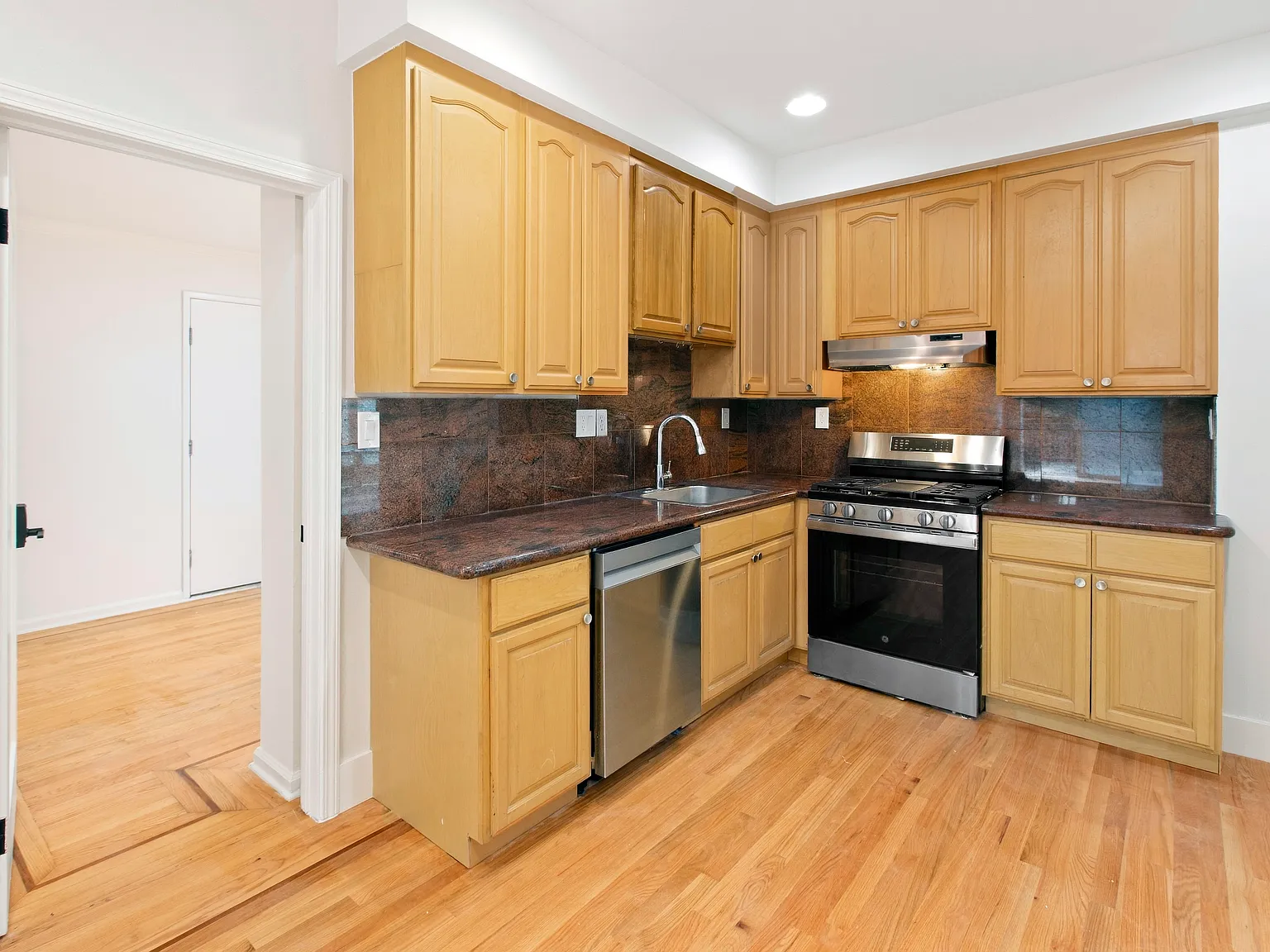 6 bed, 1900 sqft, $12,000 — Photo 2