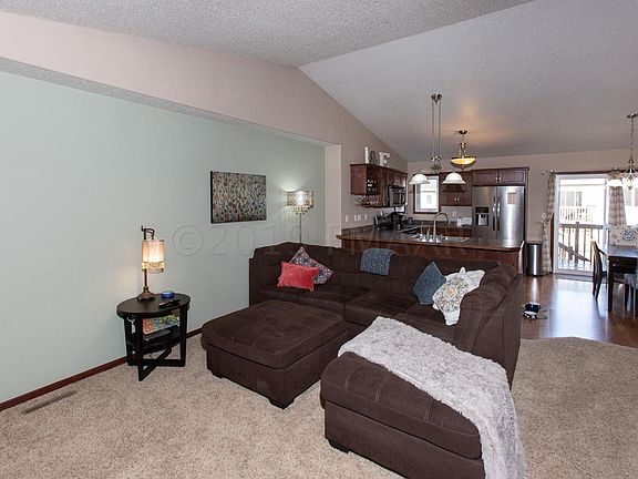5th image of 736 14th Ave E