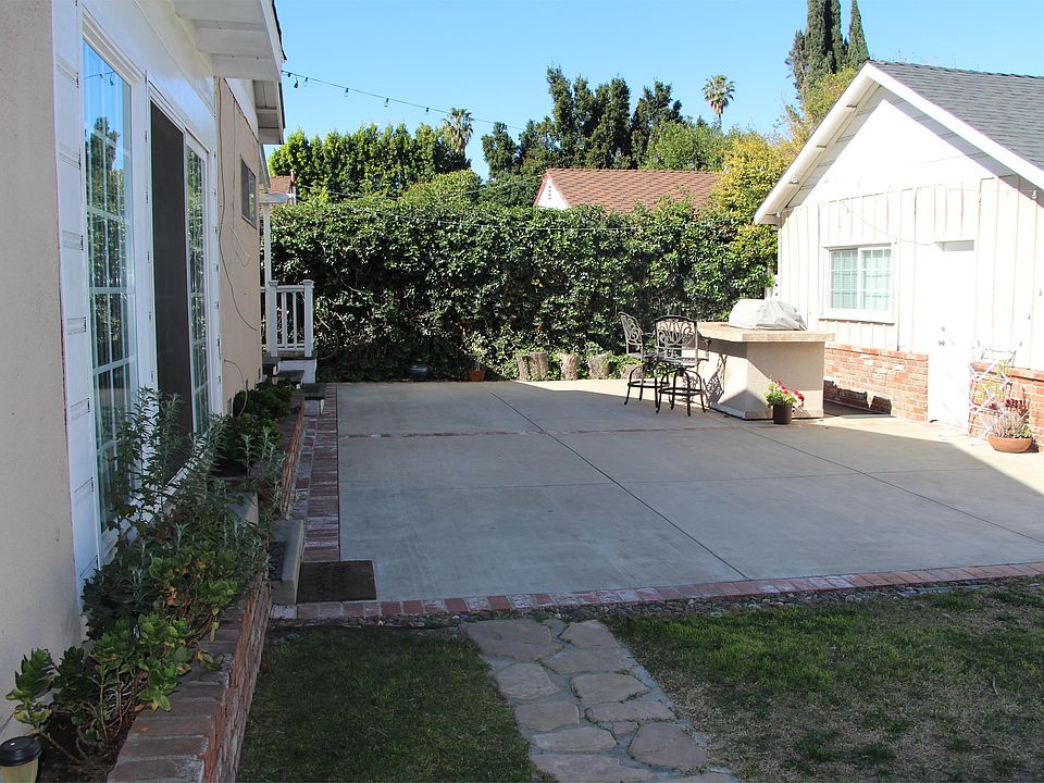 2nd image of 15433 Huston St
