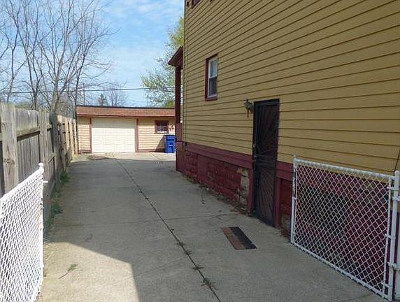 3rd image of 9915 Raymond Ave