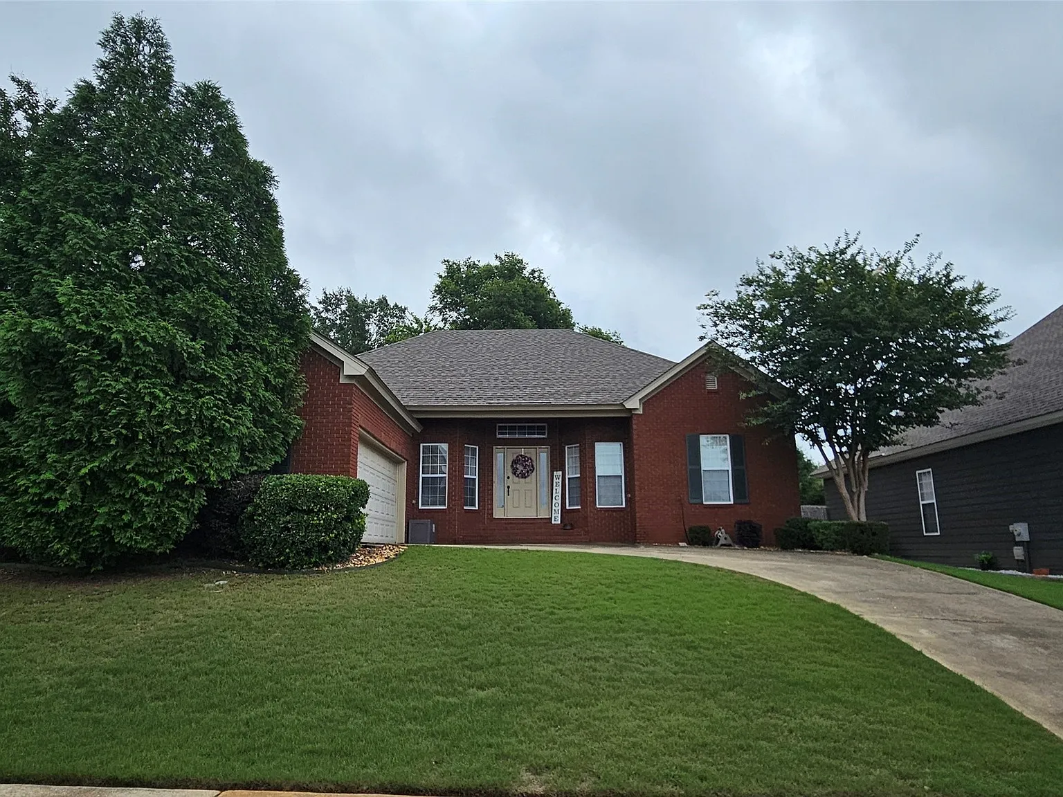 4 bed, 2.0 bath, 2203 sqft, $2,200 — Photo 1