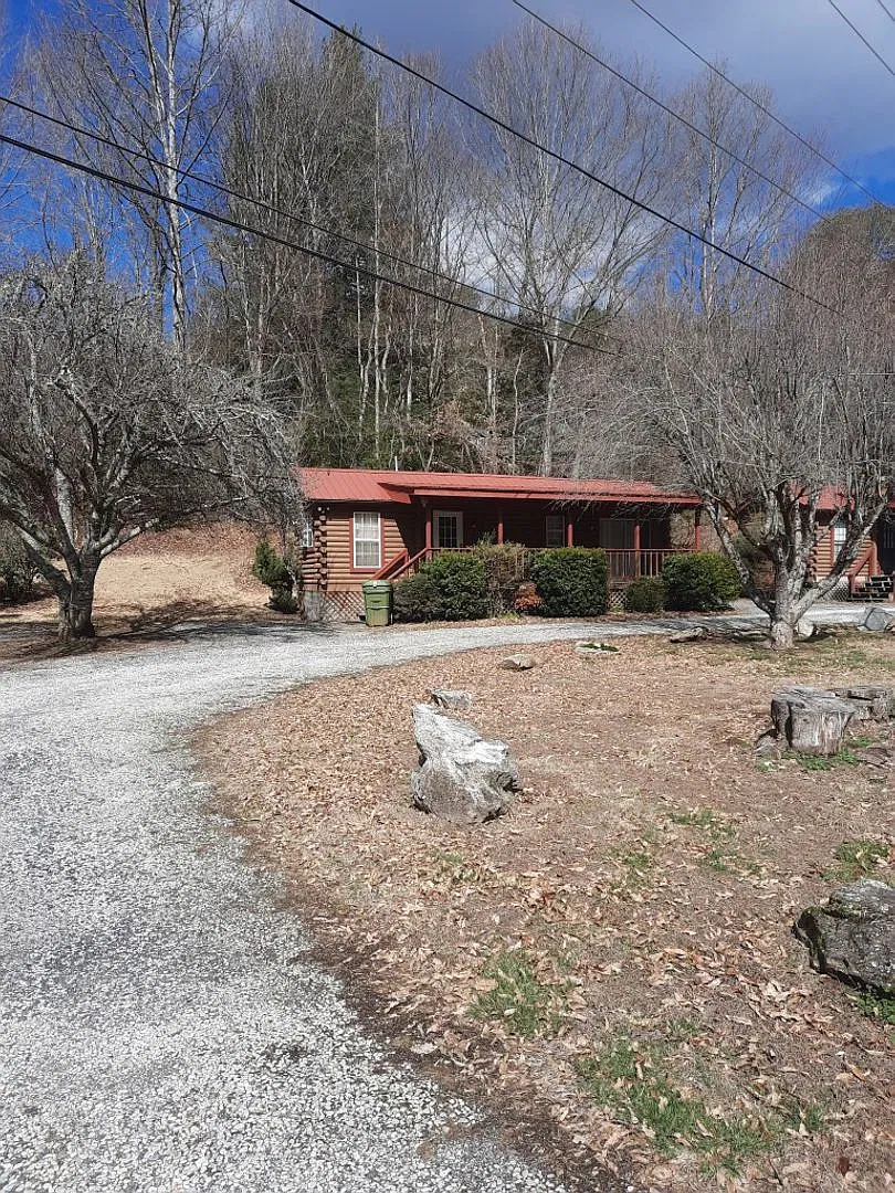$1,100 - 2 Bedroom / 1 Bath Partially Furnished Log Cabin Near Cherokee — Photo 1