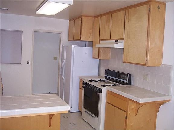 5th image of 512 S Dahlia Ct