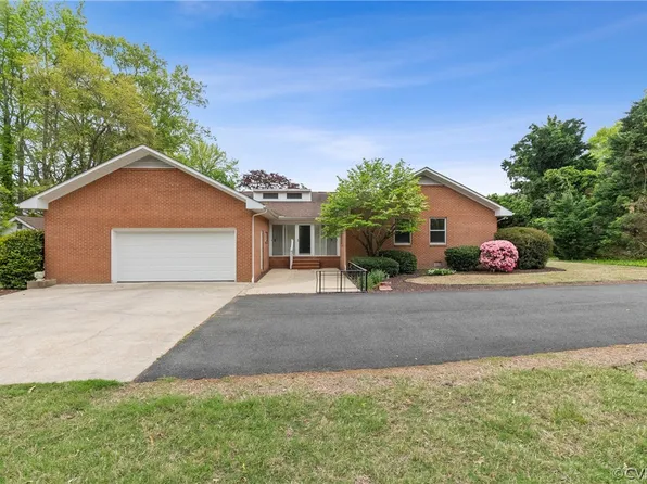 325 E Fairway Dr, Kilmarnock, VA 22482