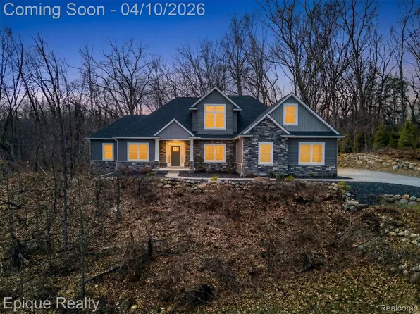 5950 Mountain Top Dr, Brighton, MI 48116