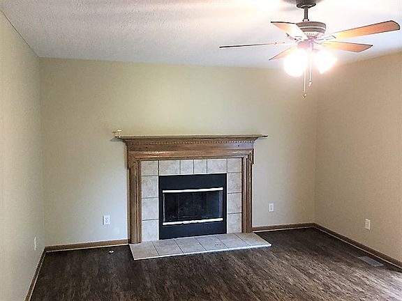 5th image of 1061 Oxford Dr N