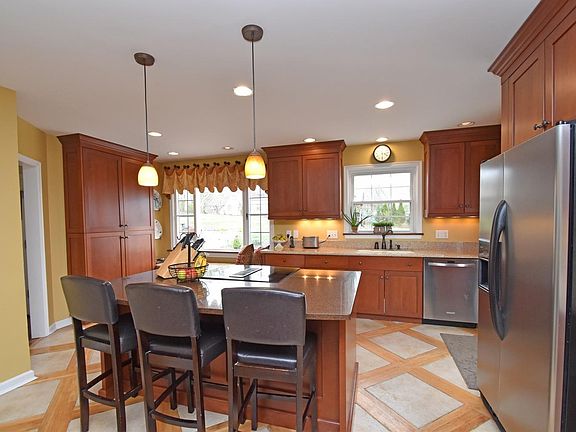 5th image of 9 Cypress Garden Ave