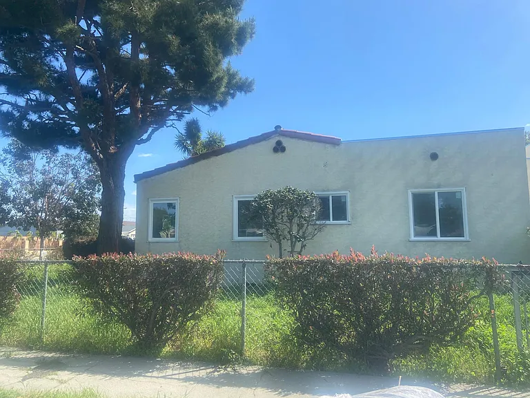 215 N Holly Ave — Photo 3