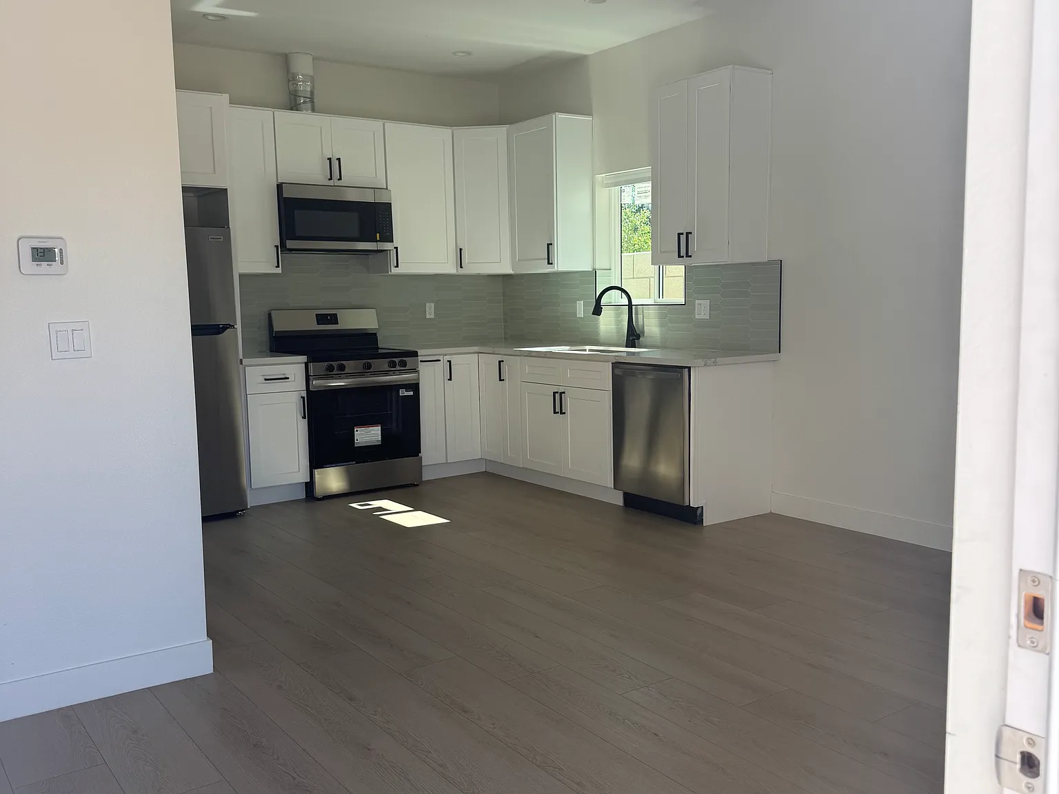 2 bed, 650 sqft, $2,595 — Photo 2