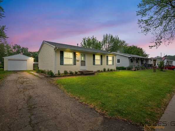 927 Lakeview Dr, Rochelle, IL 61068