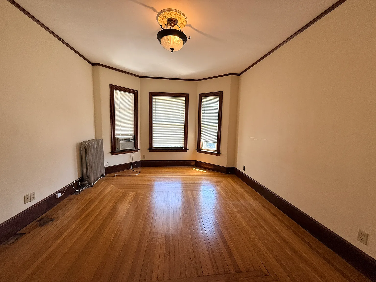 3 bed, 1350 sqft, $3,300 — Photo 3