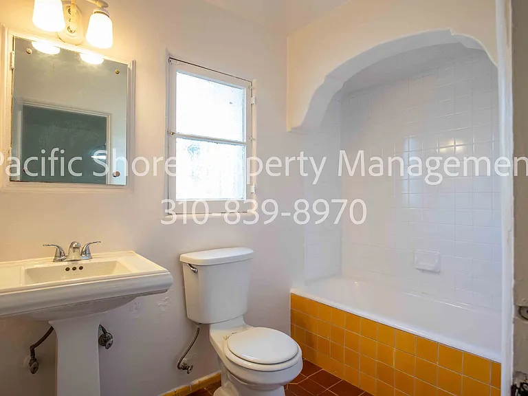 559 Alexandria Apartments — Photo 14