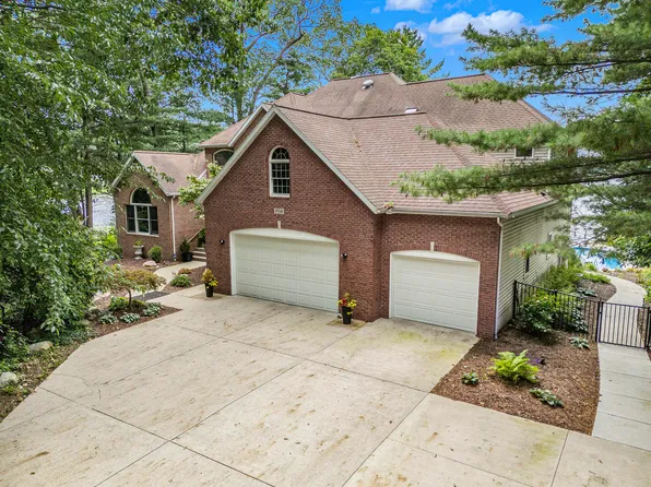 15518 Oak Ridge Dr, Spring Lake, MI 49456
