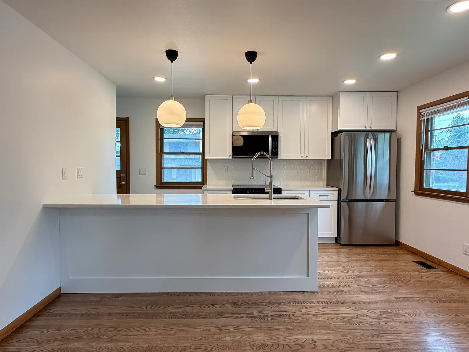 3 bed, 1150 sqft, $1,816 — Photo 1