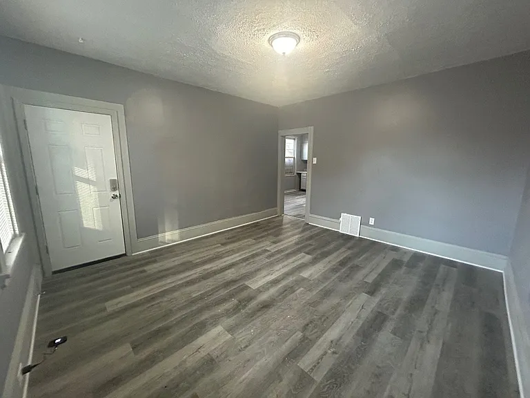 4019 Newark Ave — Photo 4