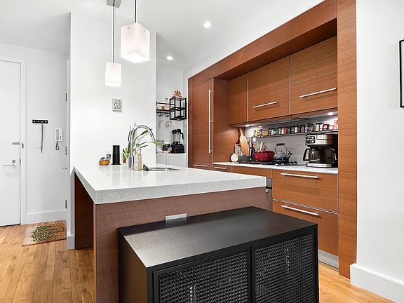 5th image of 360 Furman St APT 1138