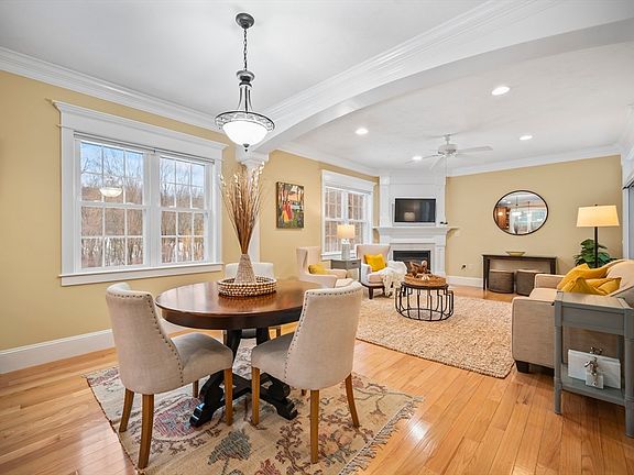 5th image of 8 Snowberry Ln