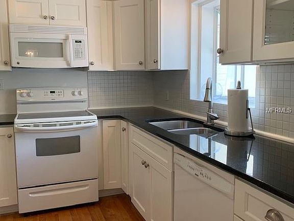 3rd image of 211 Oakwood Way