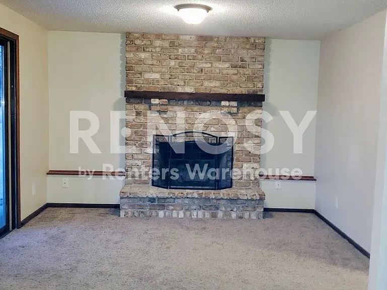 2323 Amberwood Dr — Photo 15