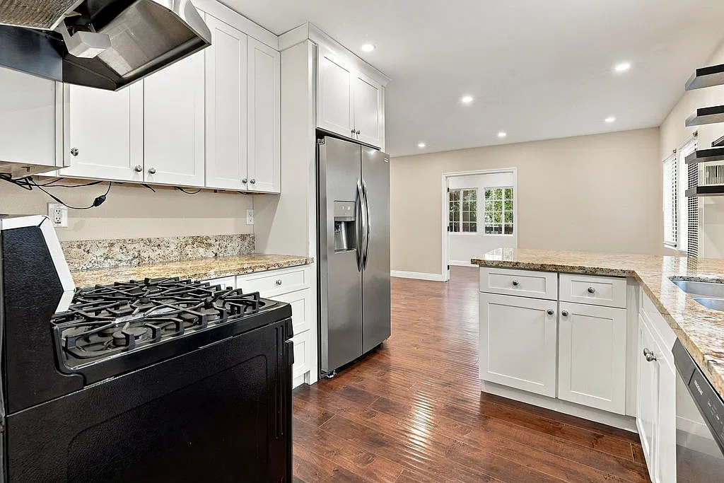 2 bed, 860 sqft, $1,745 — Photo 3