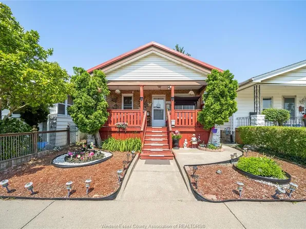 1054 Oak St, Windsor, ON N9A 5G4