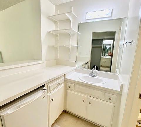 3rd image of 1610 Granville Ave APT 14