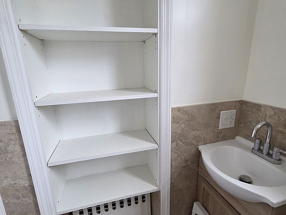 4th image of 141 Jackson Ave APT 1