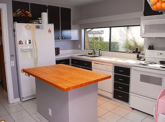 Large island kitchen.