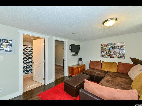 4th image of 309 E Fenton Ave