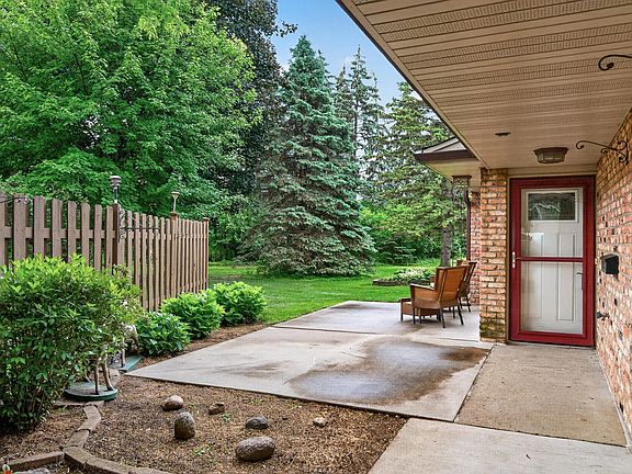 3rd image of 9609 Lonsdale Cir