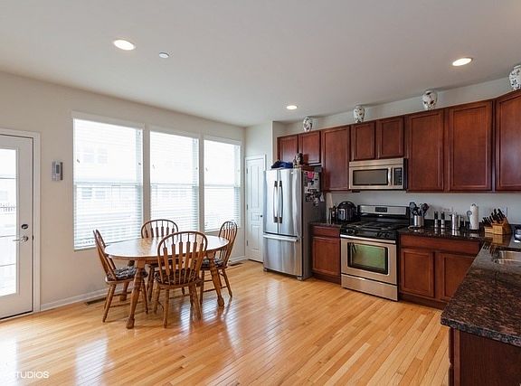 5th image of 806 E Wing St