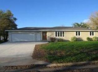 408 Meadowlark Ln, Dodge Center, MN 55944
