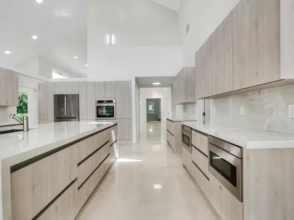 7351 Valencia Dr, Boca Raton, FL 33433