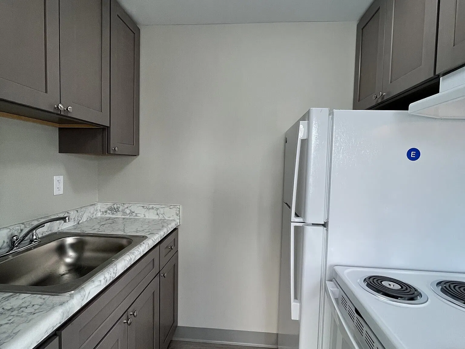Fully-remodeled end-unit with no steps! Affordable Shrewsbury 2-Bed Convenient to I-83! Perfect f... — Photo 2