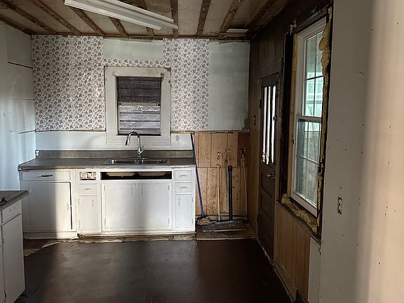 3rd image of 851 Stokes St
