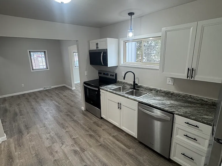 107 Lakeview Dr — Photo 1